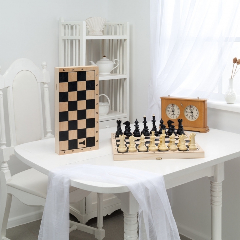 Шахматы гроссмейстерские пластмассовые с доской (400*200*60)